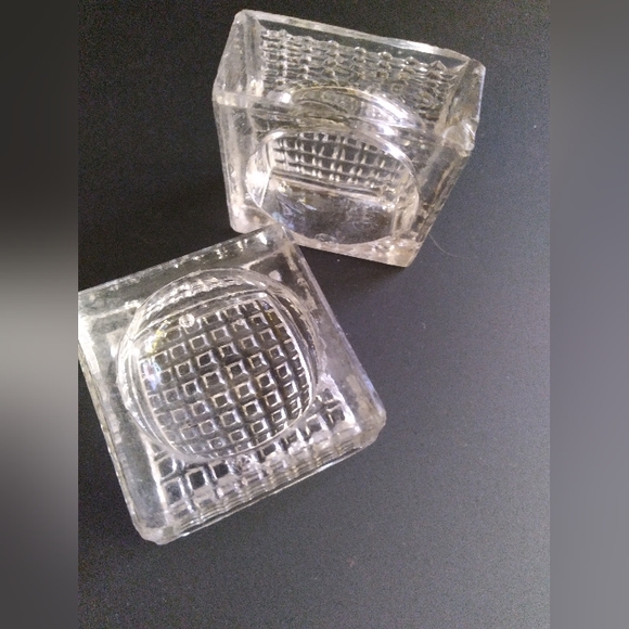 Pair of Waffle Design Salt Cellars by The US Glass Company circa 1900-1910 - Picture 2 of 10